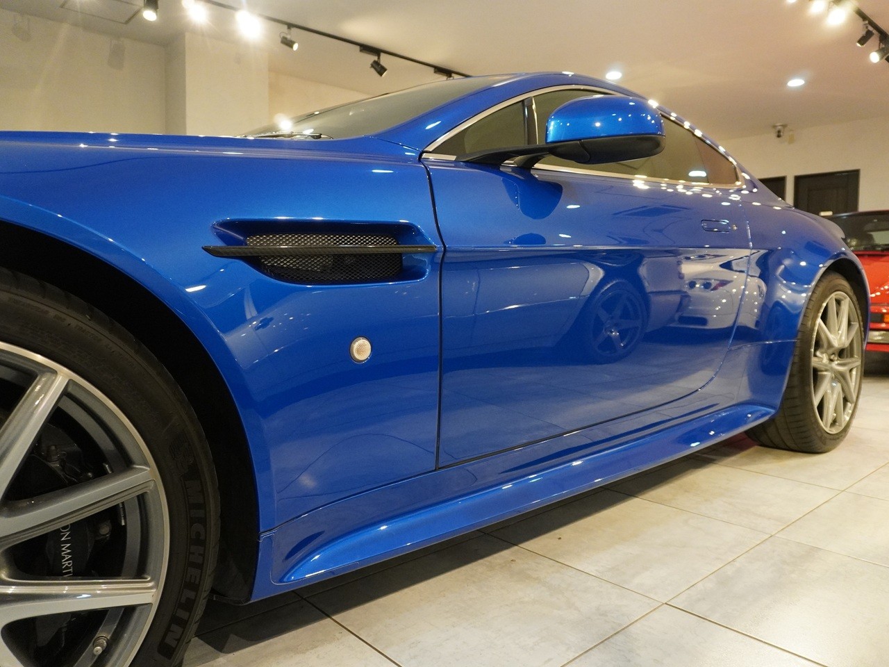 アストンマーティン　V8