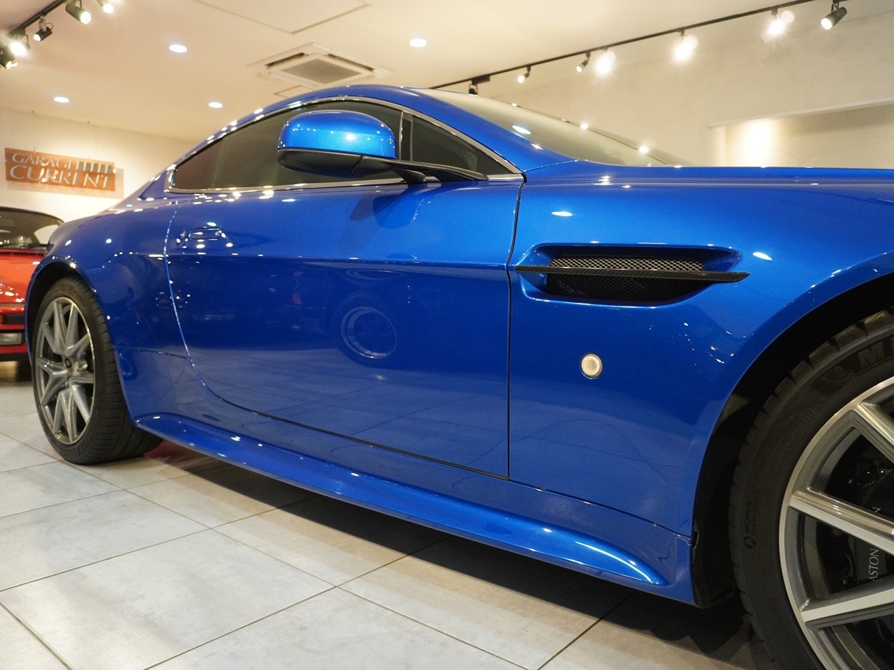 アストンマーティン　V8