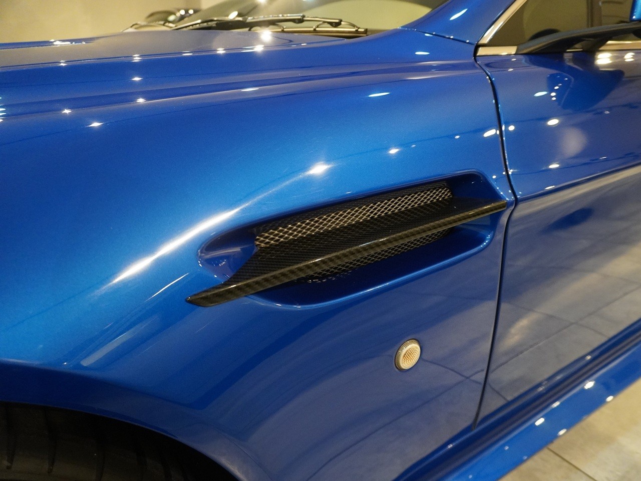 アストンマーティン　V8