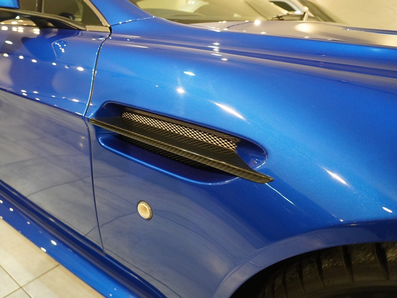 アストンマーティン　V8