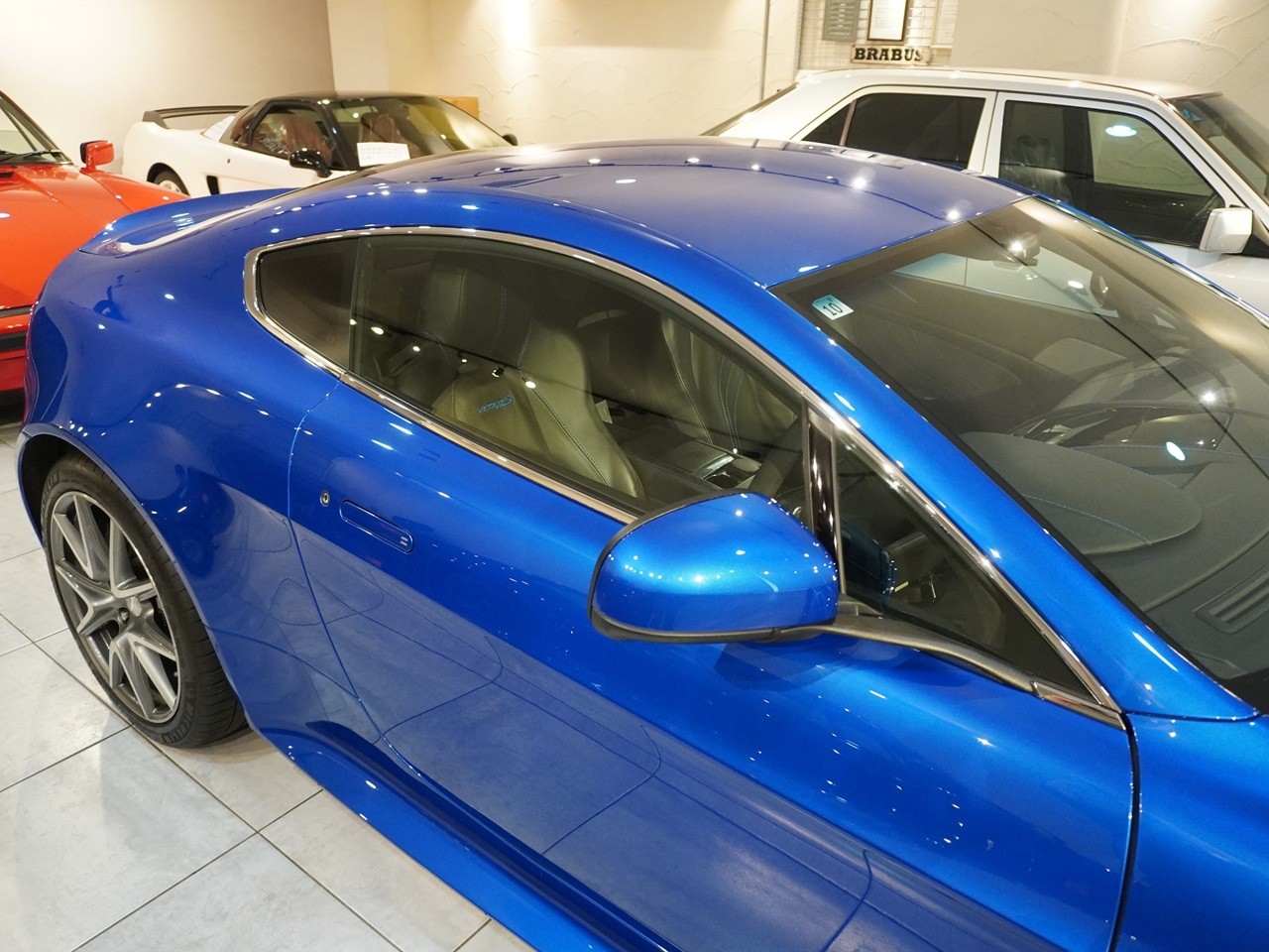 アストンマーティン　V8