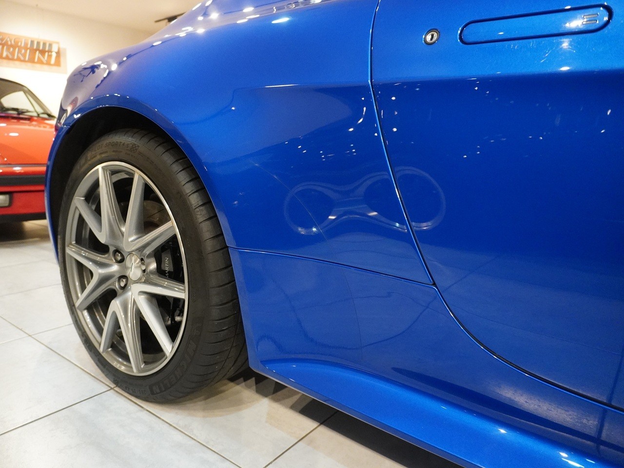 アストンマーティン　V8