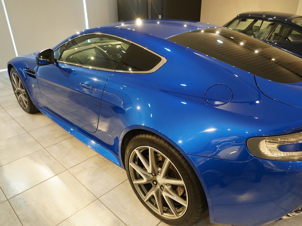 アストンマーティン　V8