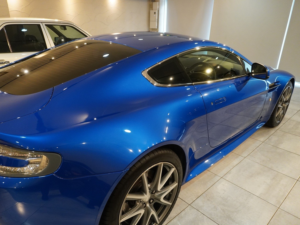 アストンマーティン　V8