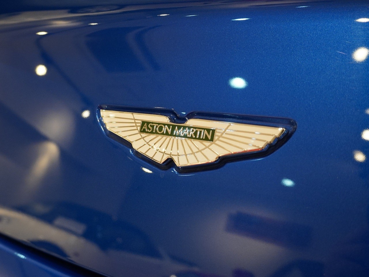 アストンマーティン　V8