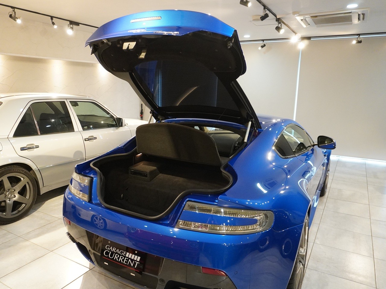 アストンマーティン　V8