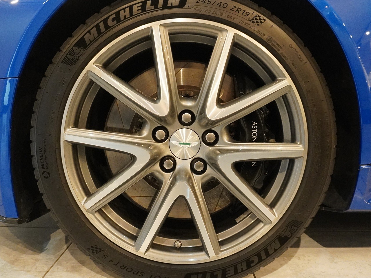 アストンマーティン　V8