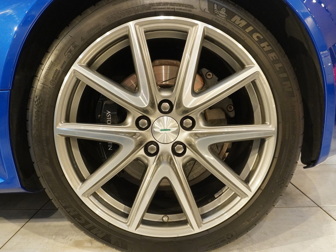 アストンマーティン　V8