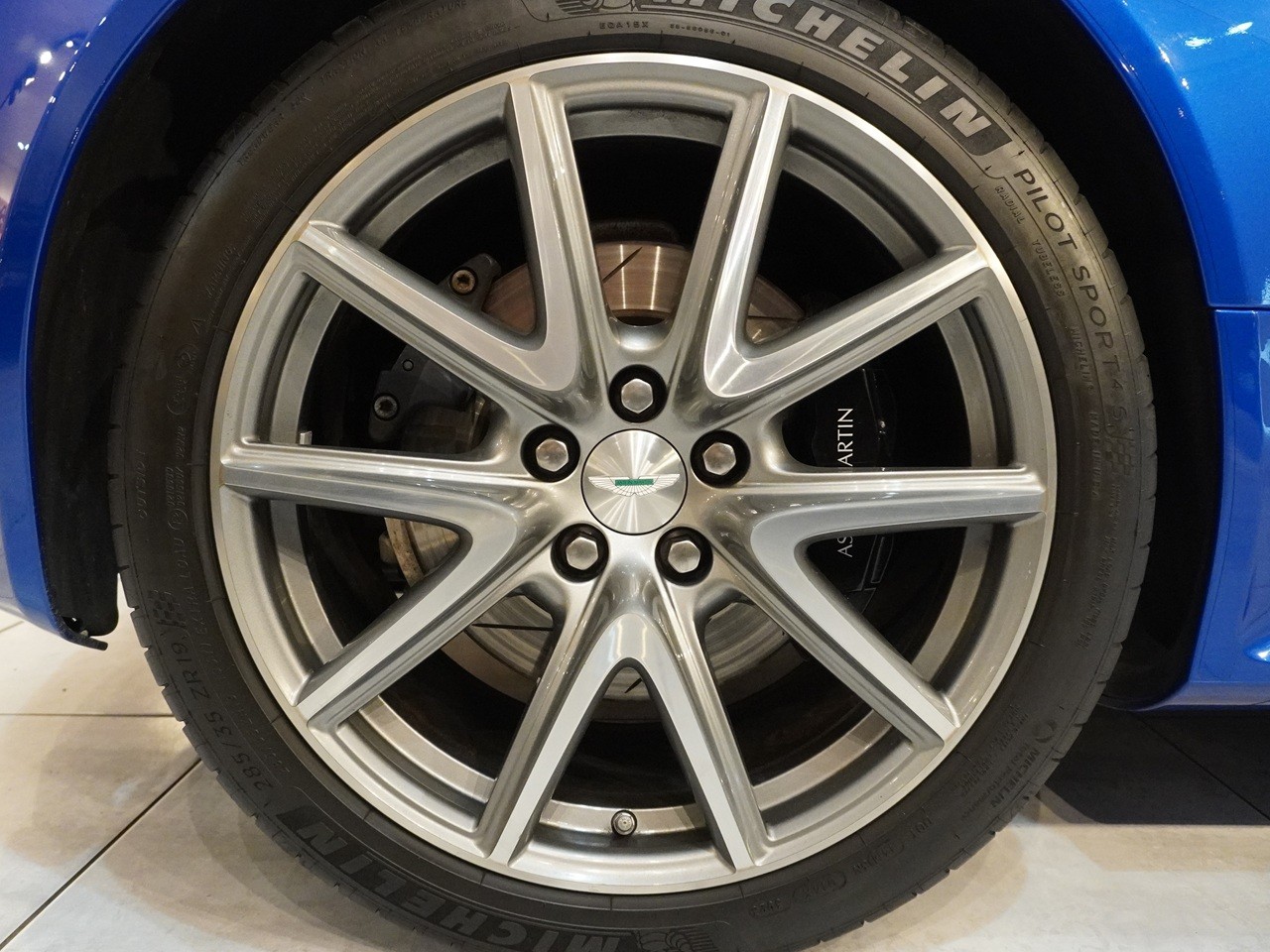 アストンマーティン　V8