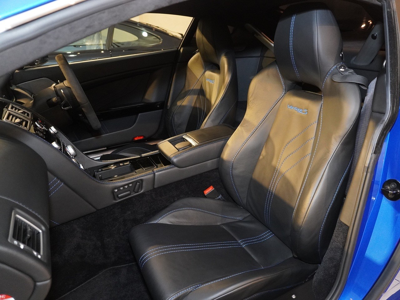 アストンマーティン　V8