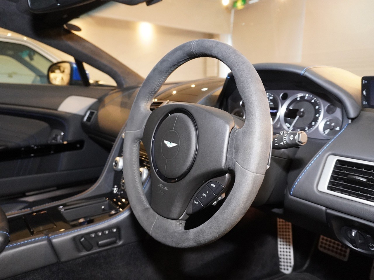 アストンマーティン　V8