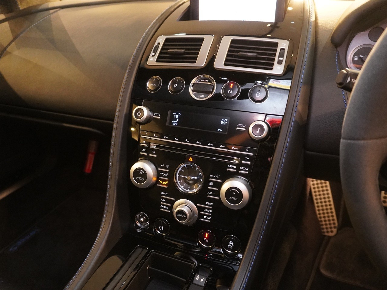 アストンマーティン　V8