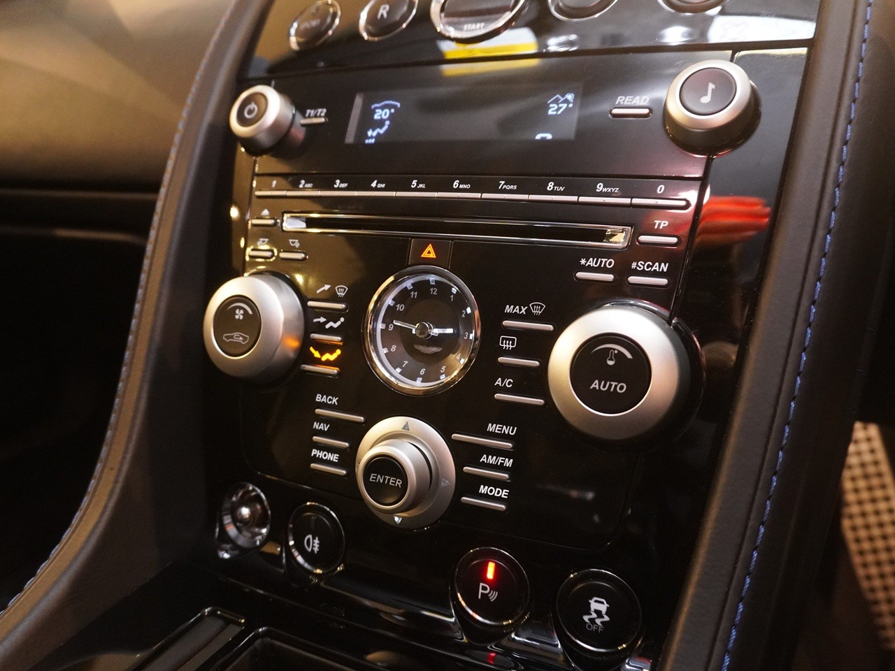 アストンマーティン　V8