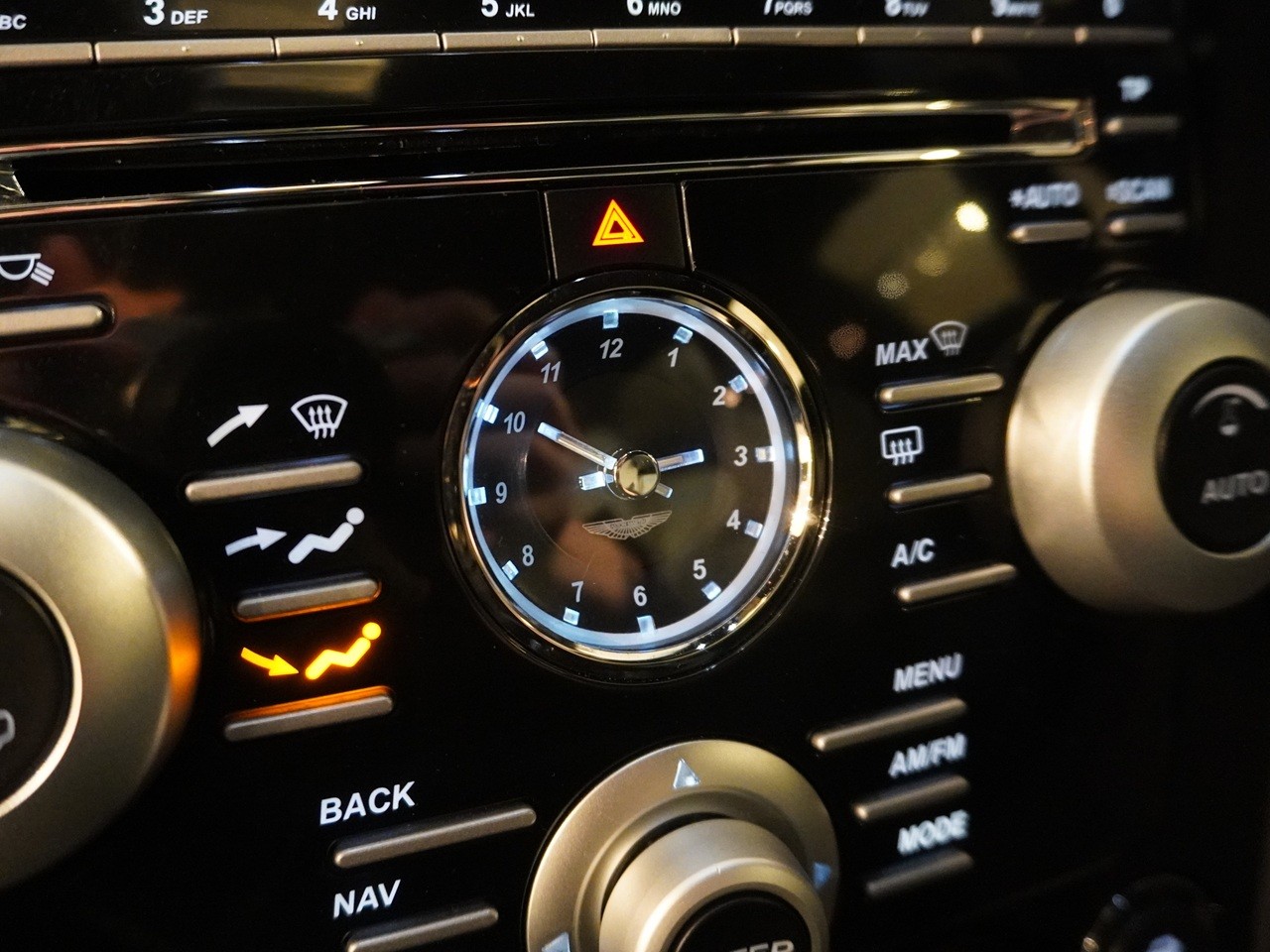 アストンマーティン　V8