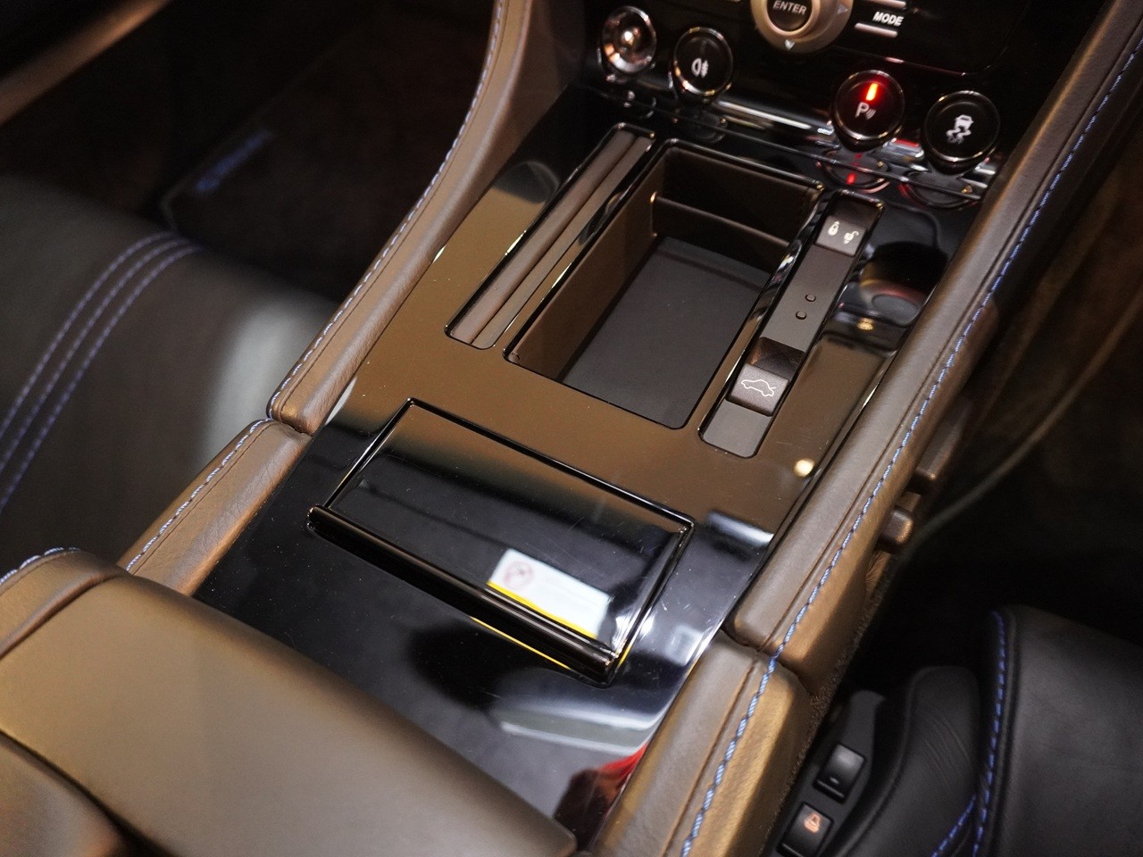 アストンマーティン　V8