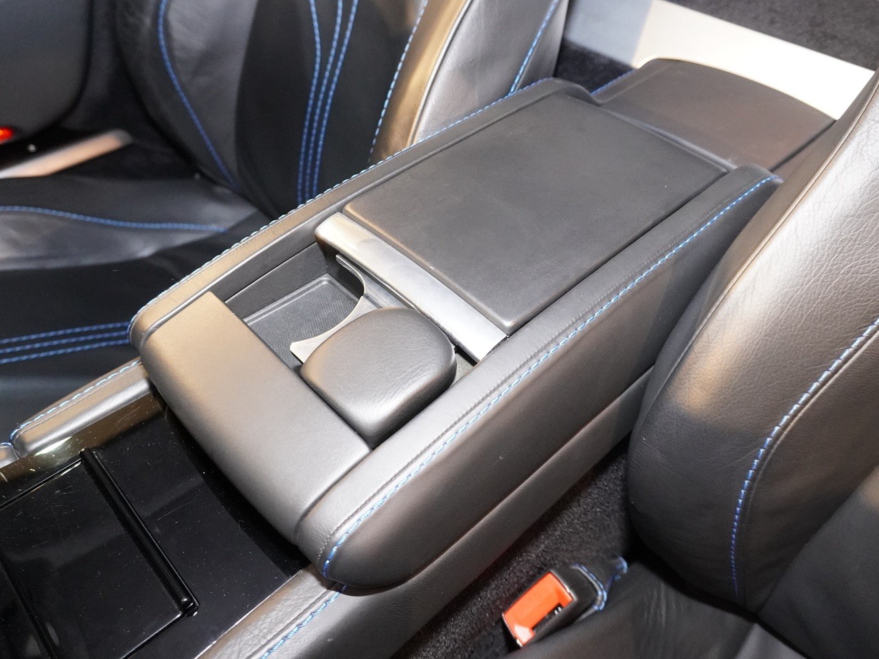 アストンマーティン　V8