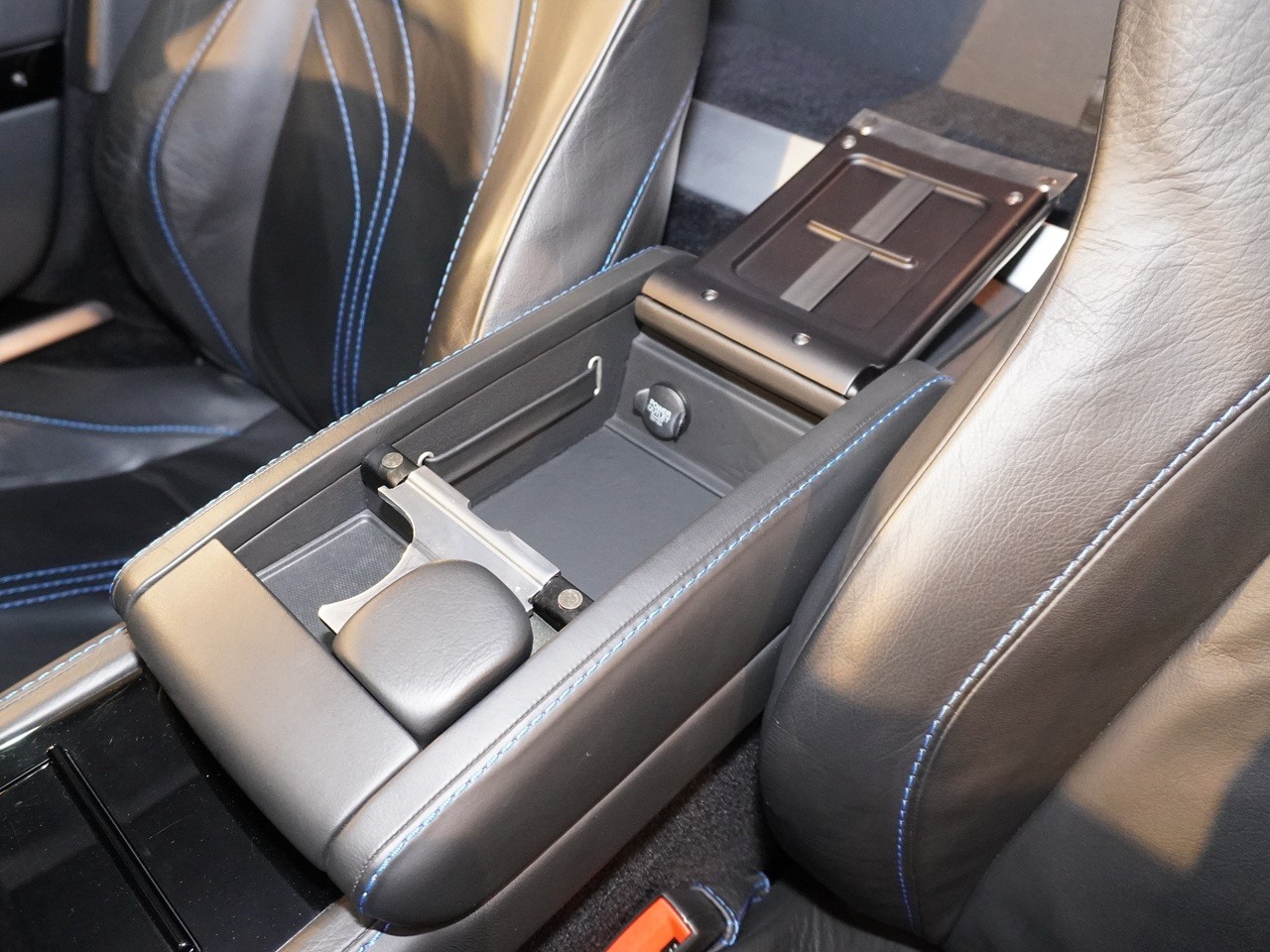 アストンマーティン　V8