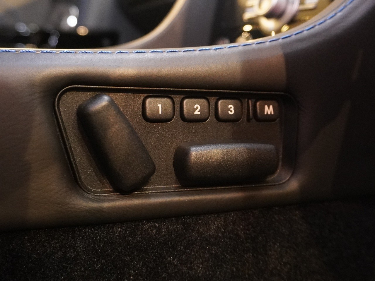 アストンマーティン　V8