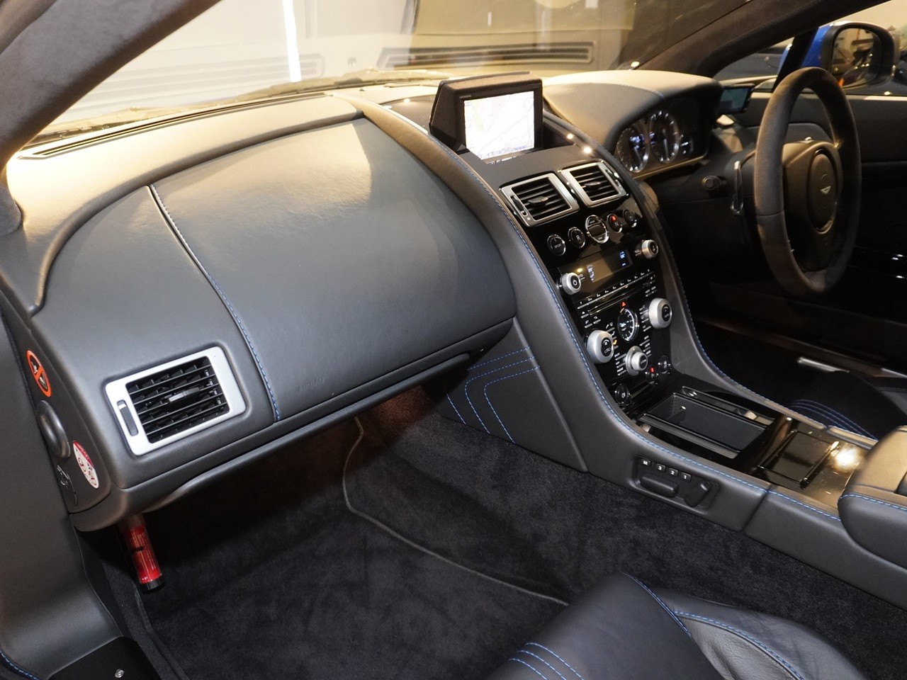 アストンマーティン　V8