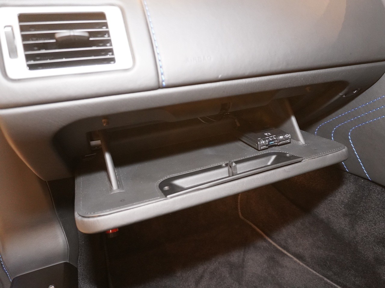 アストンマーティン　V8