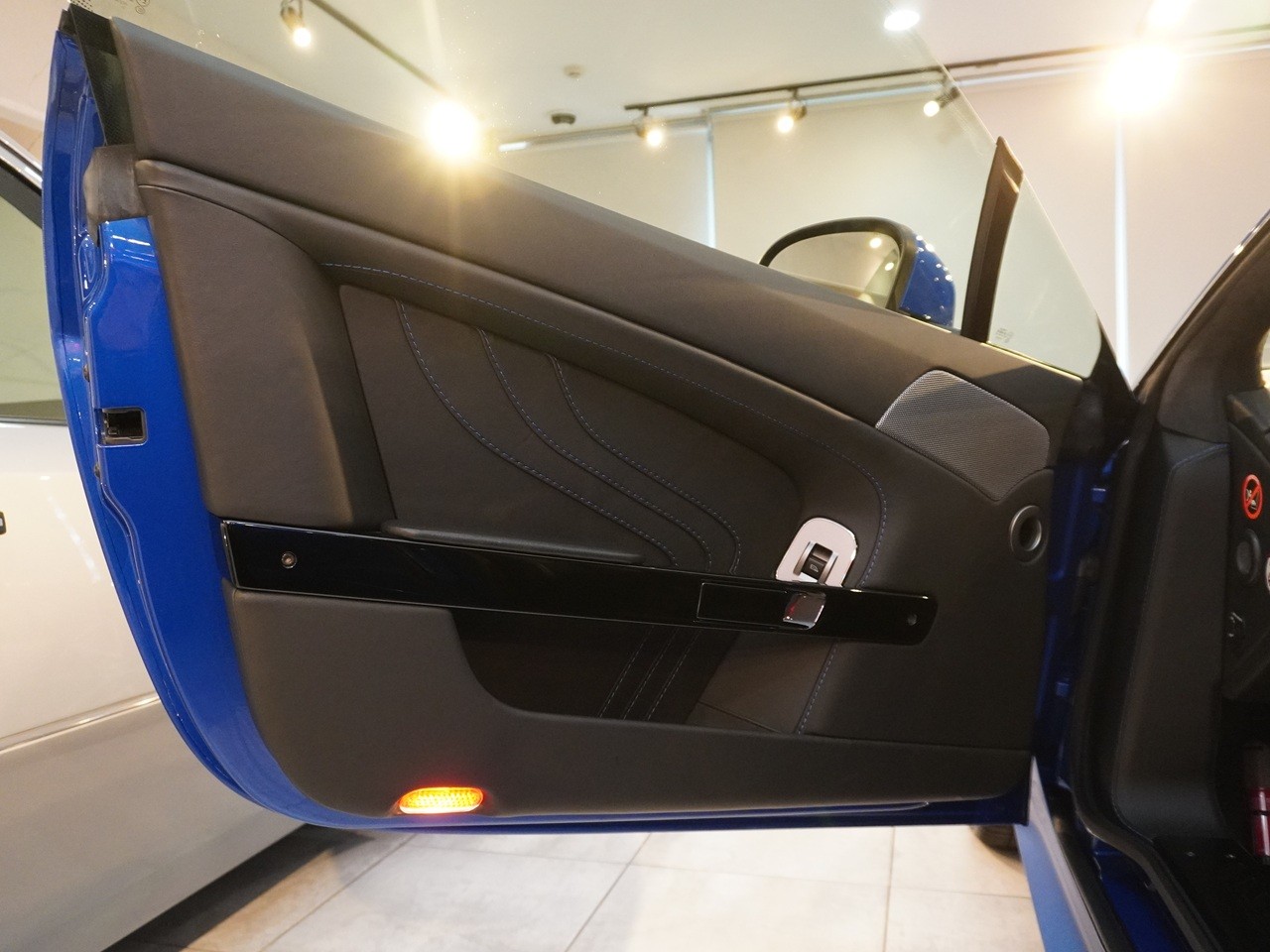 アストンマーティン　V8