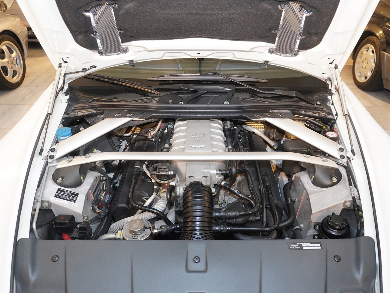 アストンマーティン　V8