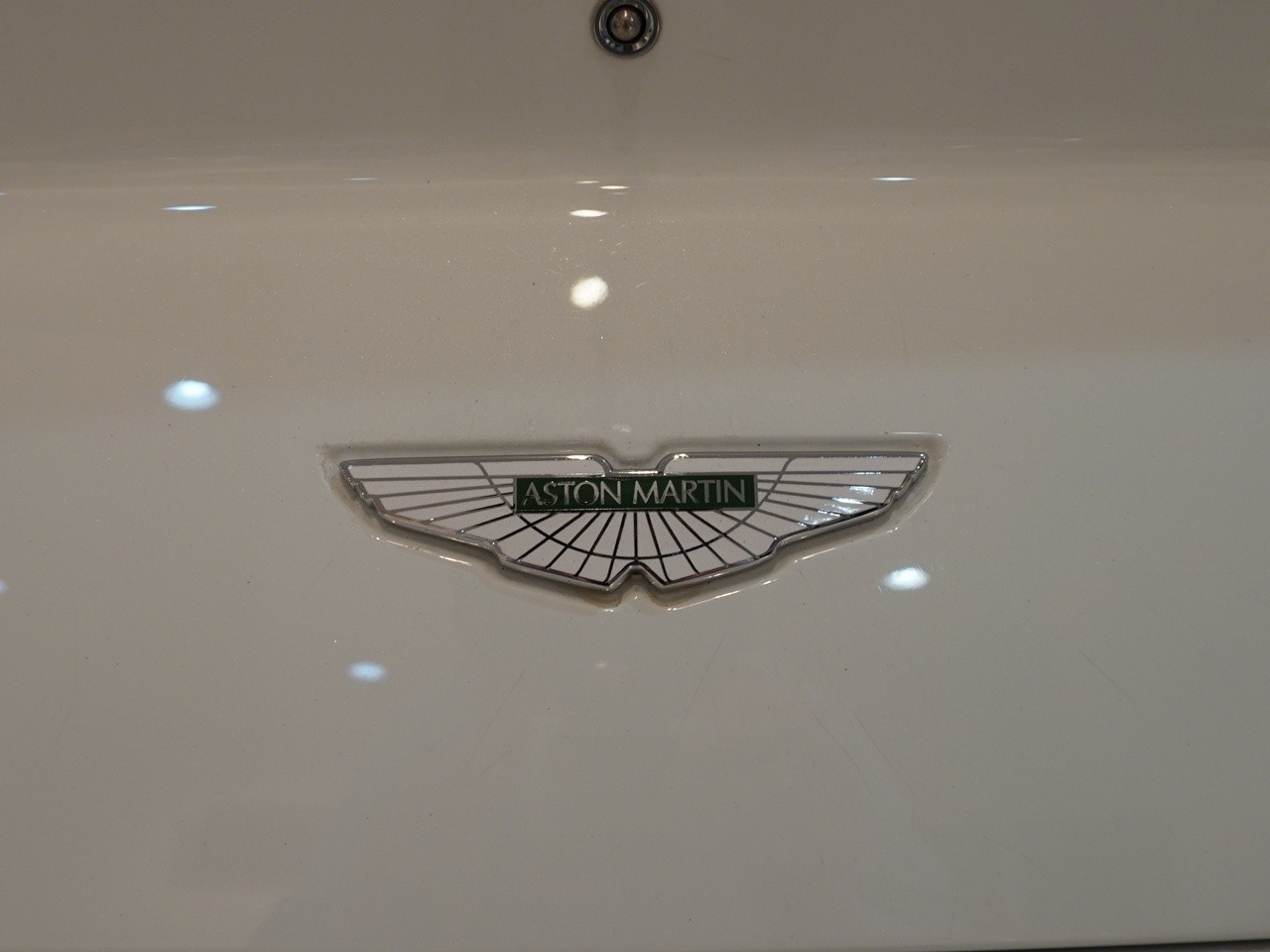 アストンマーティン　V8