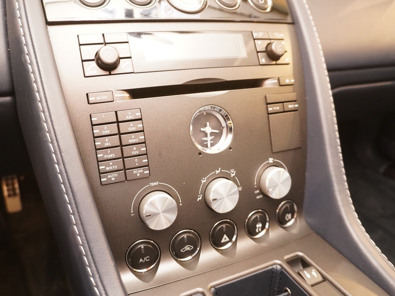 アストンマーティン　V8