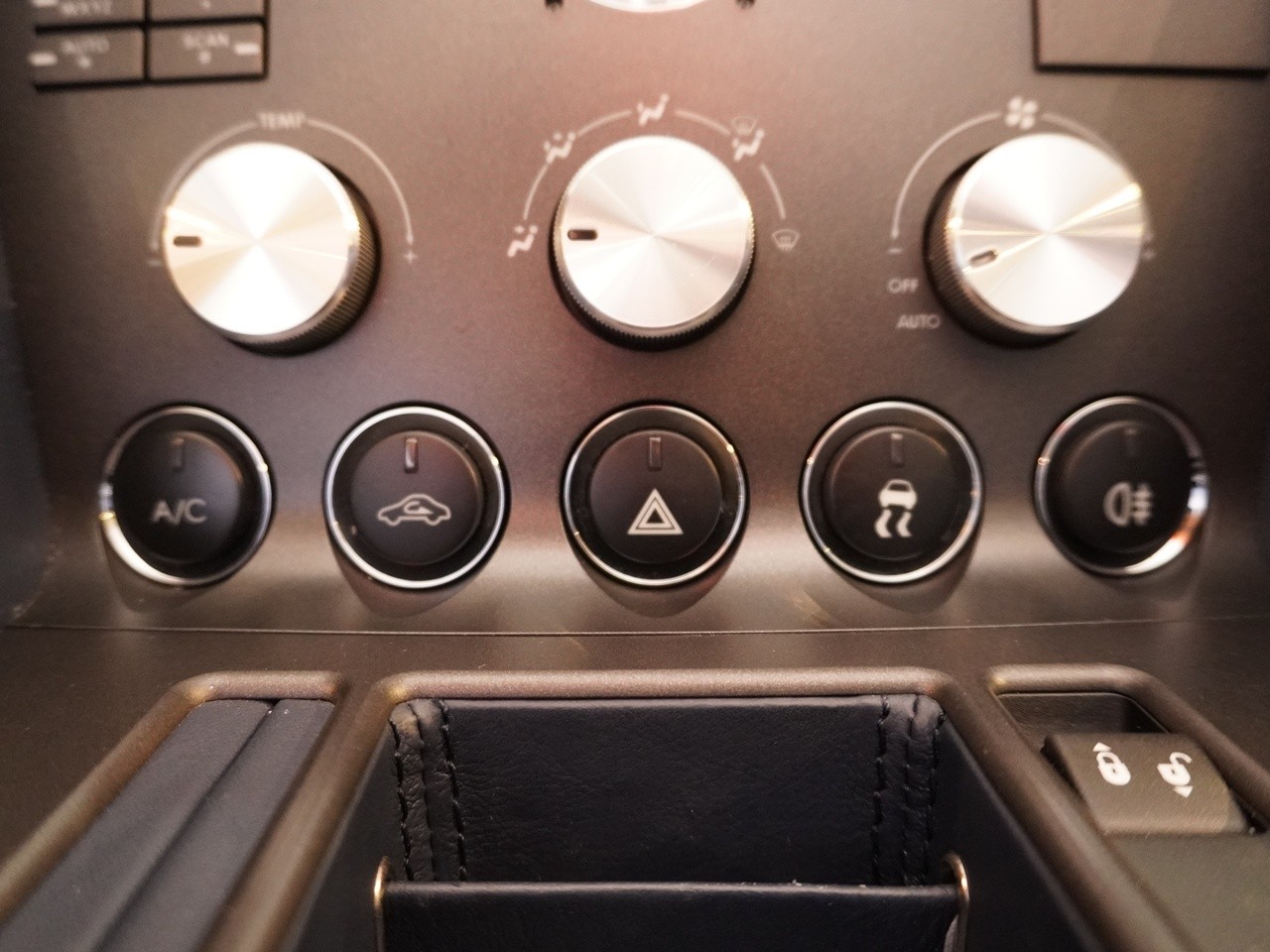 アストンマーティン　V8