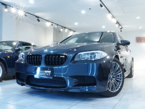 M52013年　BMW　M5(F10)セダン　右ハンドル　7速MDCT　V8ツインターボ4.4リッター　560馬力　シンガポールグレー　黒メリノレザー