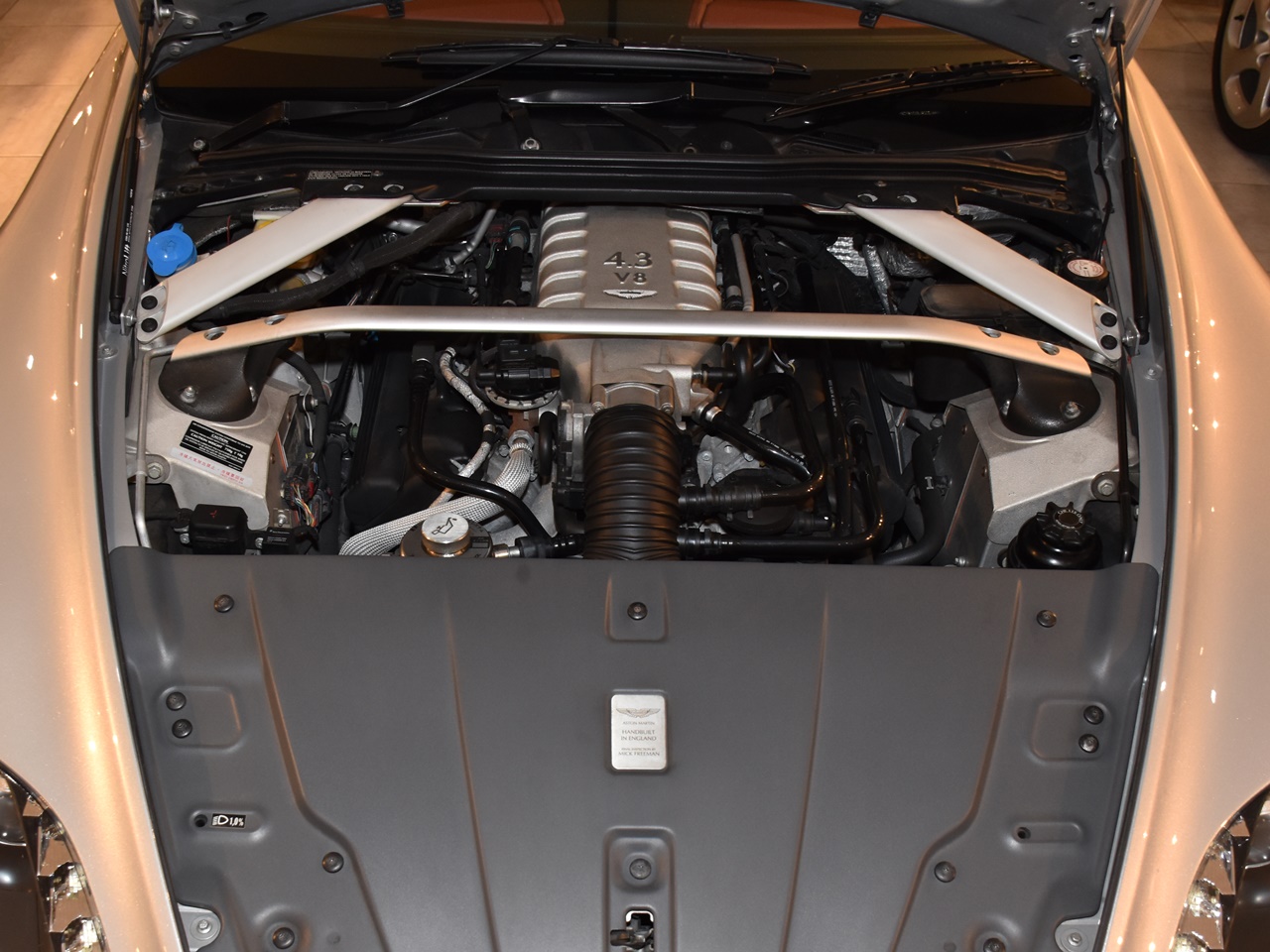コンパクトな車体に大排気量v8エンジン マニュアルミッションで愉しむ贅沢 アストンマーティン ヴァンテージ スタッフブログ ガレージカレント